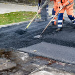 Paving,Workers,Move,Very,Fast,Their,Shovels,While,Adjusting,New