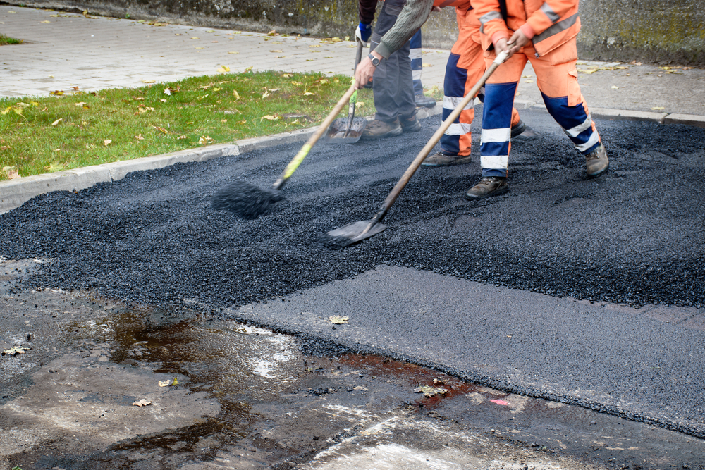 Paving,Workers,Move,Very,Fast,Their,Shovels,While,Adjusting,New